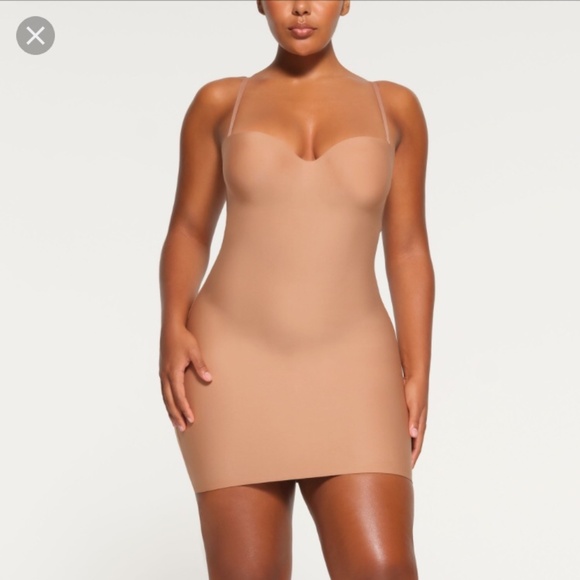 Skims Body Molded Underwire Slip in Sienna Nude Sz Large NWT